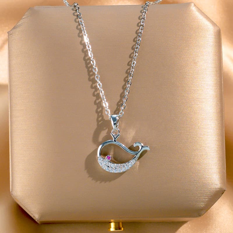 Collar de acero titanio con ballena plateada y zircones