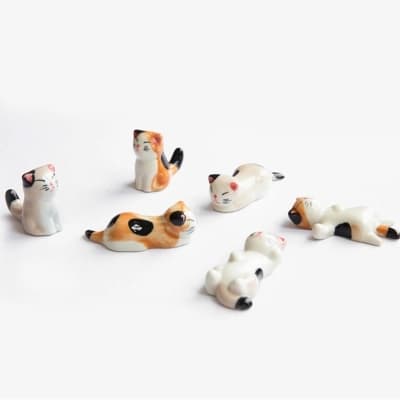 Soporte de cerámica para palillos con diseño de gato