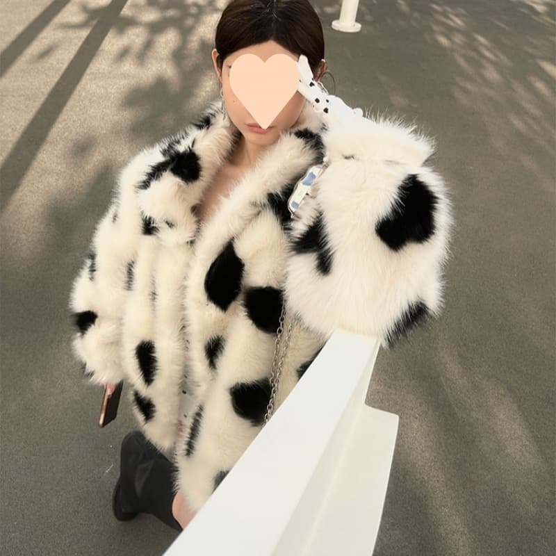Abrigo de peluche blanco y negro estilo urbano