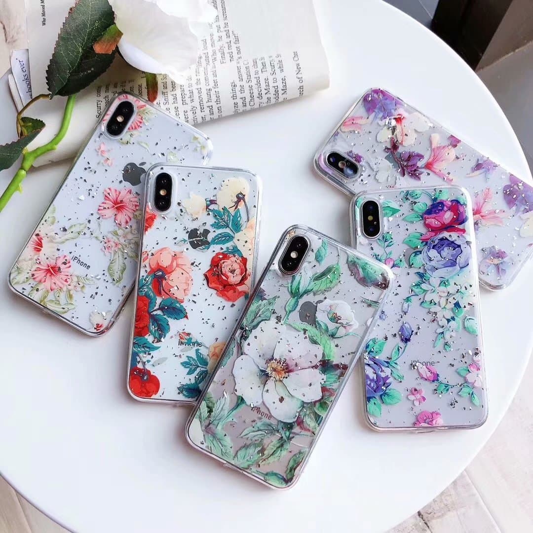 Funda de teléfono con flores y detalles en pan de oro
