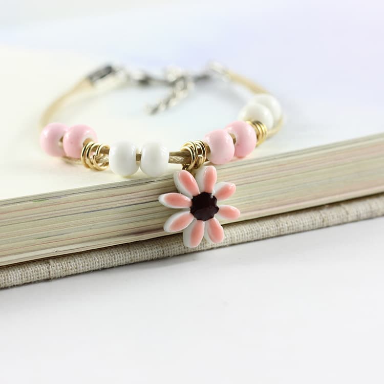 Pulsera de cerámica con flor étnica
