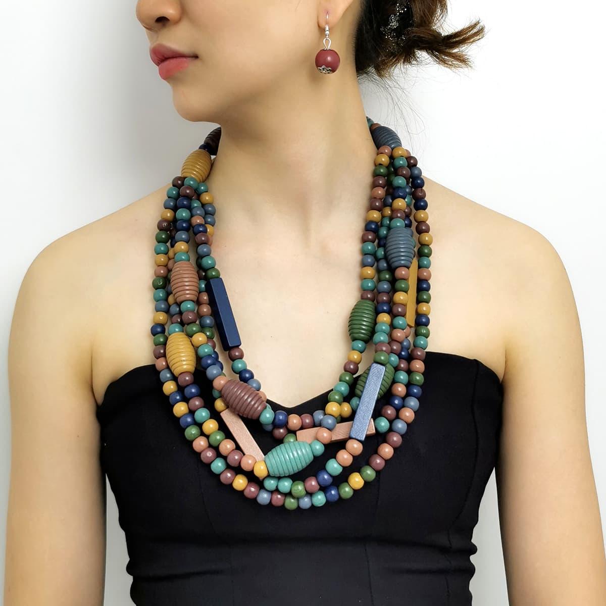 Collar bohemio multicapas con cuentas
