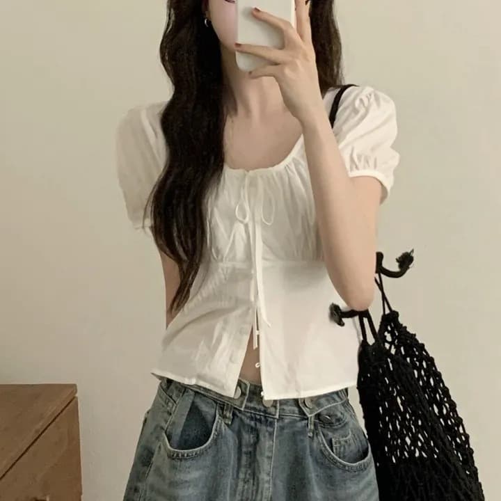 Blusa francesa corta con manga abullonada