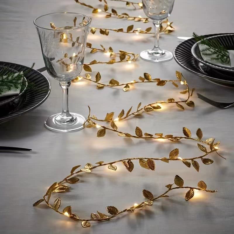 Cadena de luz LED con hojas doradas y plateadas simuladas