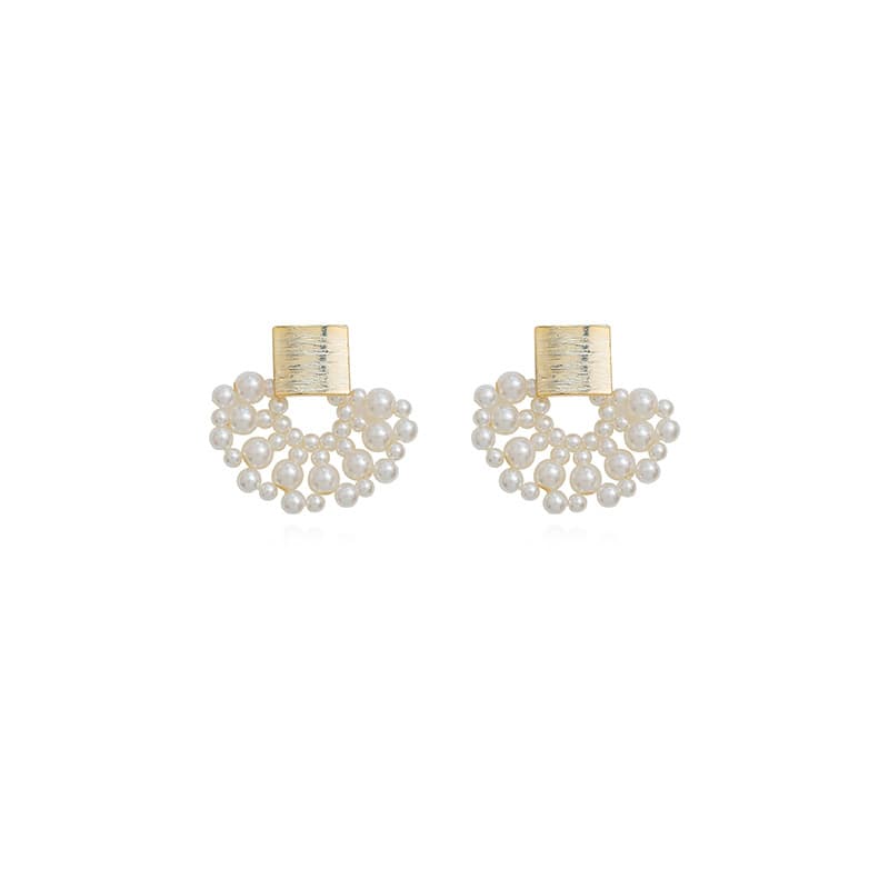 Aretes de perla con detalles ondulados chapados en oro