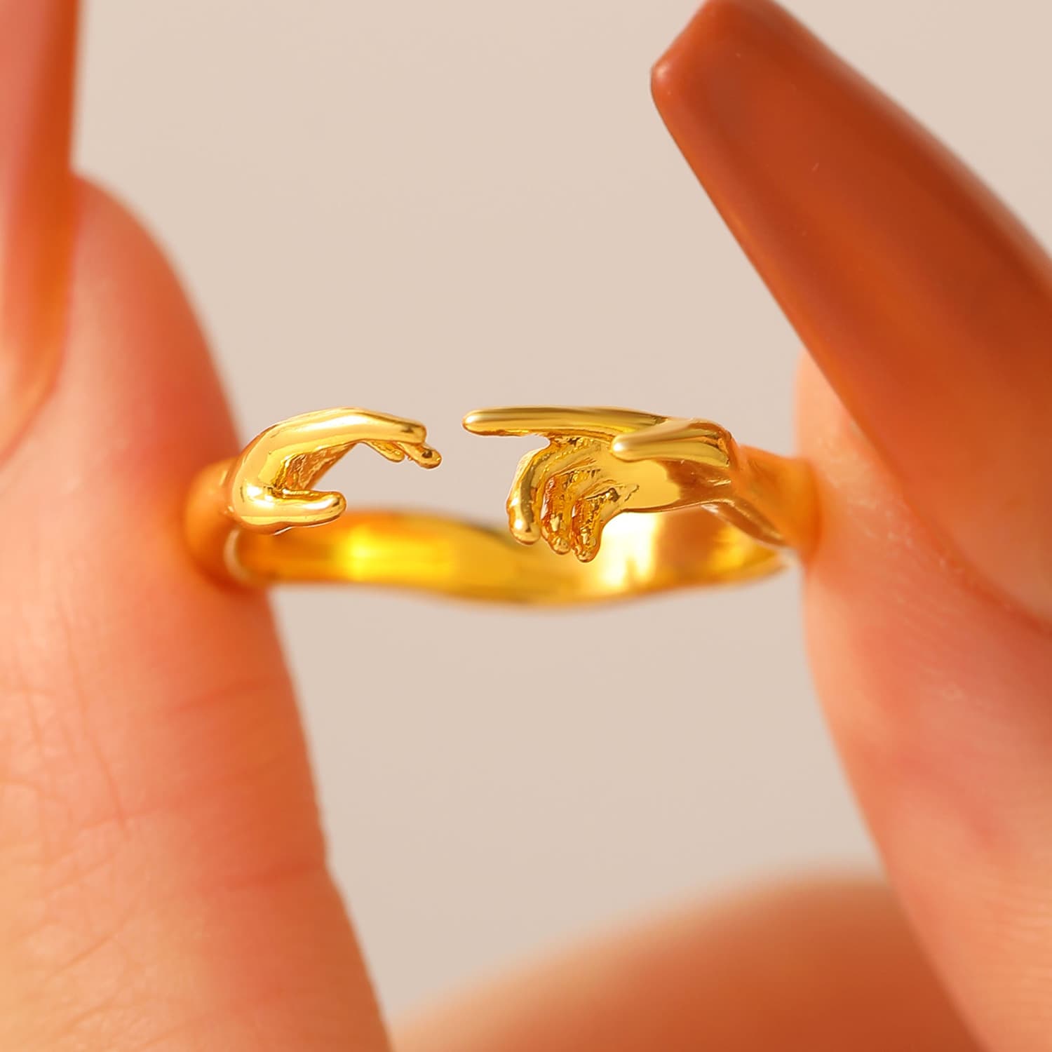 Anillo ajustable con diseño de dos manos