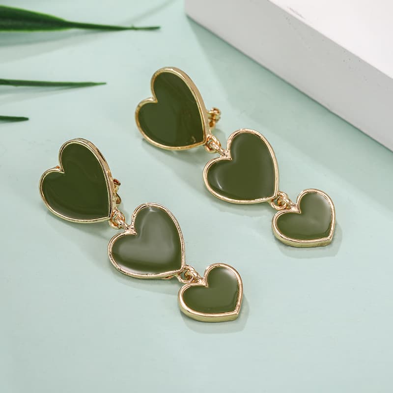 Aretes largos de corazón con esmalte retro