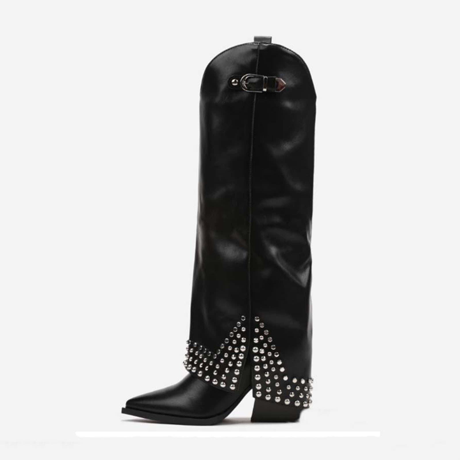 Botas de gamuza con remaches decorativos y diseño moderno