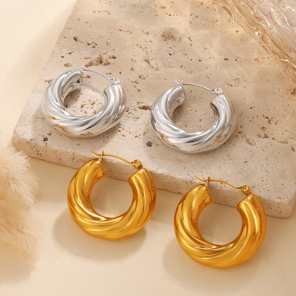 Aretes minimalistas irregulares de forma u redonda