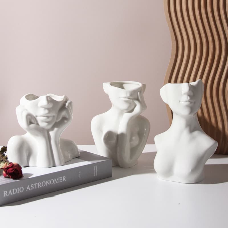 Jarrón de cerámica con forma de figura humana