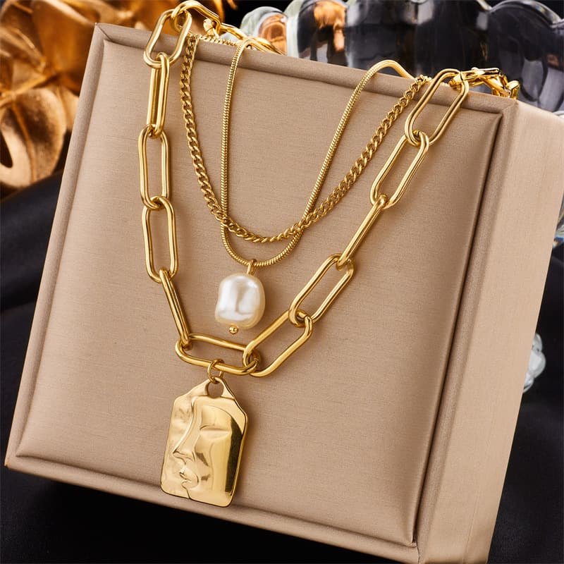 Collar multicapa con colgantes de perlas elegante