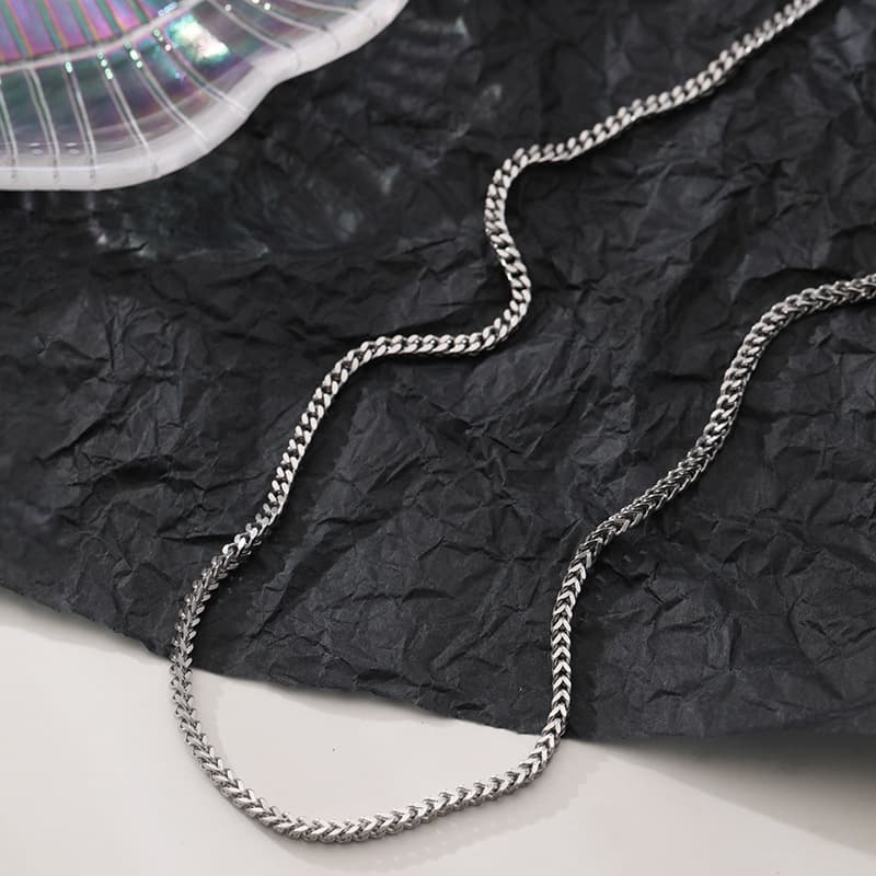 Collar de titanio estilo francés retro con cadena cubana