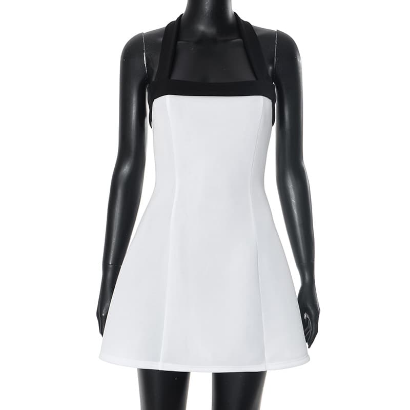 Vestido mini sin mangas con escote halter y hombros descubiertos