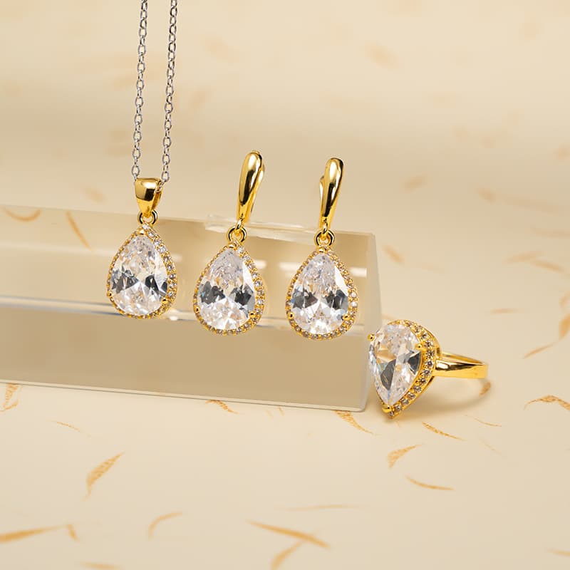 Juego de tres piezas con zirconia cúbica y gota