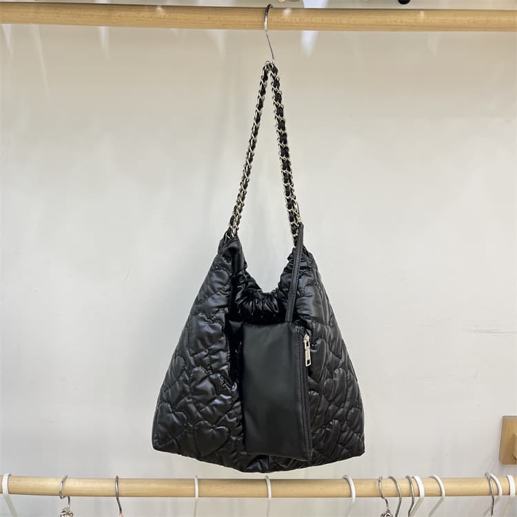 Bolsa de mano bordada de cuero suave