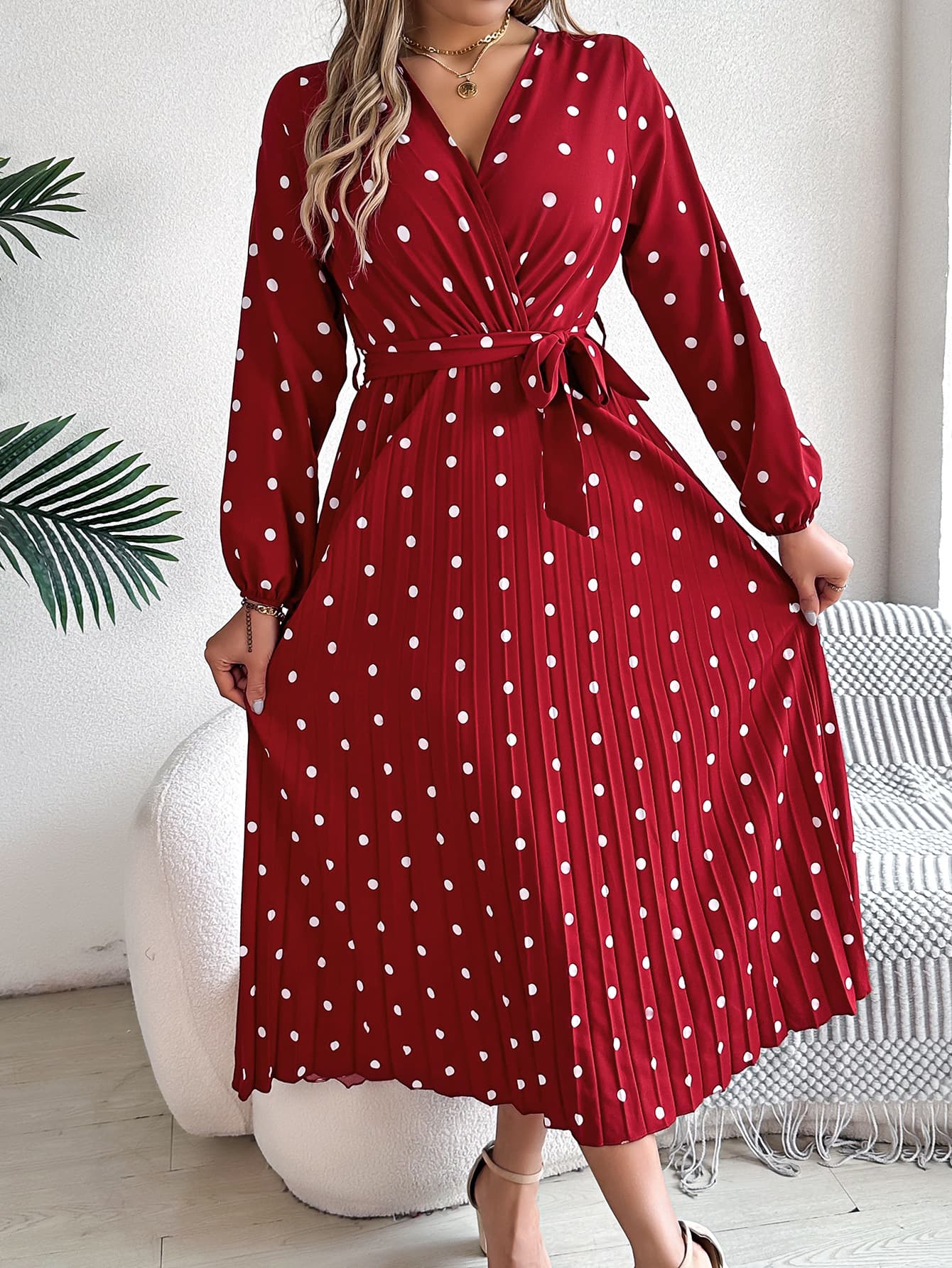 Vestido largo elegante con lunares y escote en V