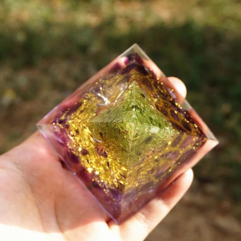 Pirámide orgonita de ojo de tigre con cristales para meditación
