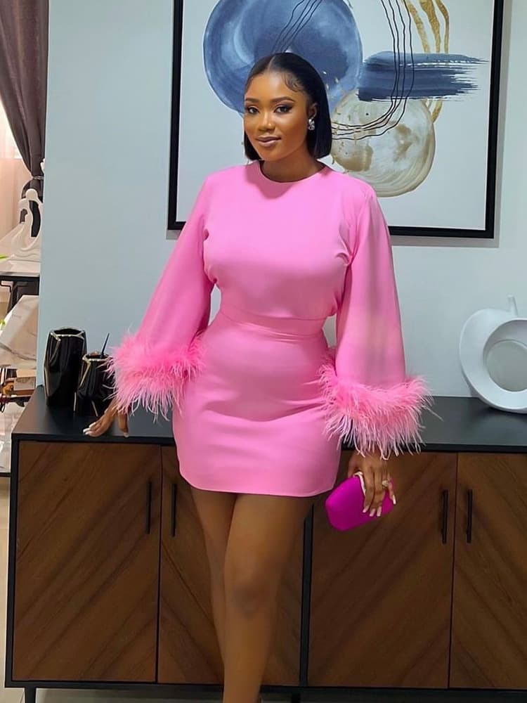 Vestido de manga larga con cuello cuadrado y detalles de plumas