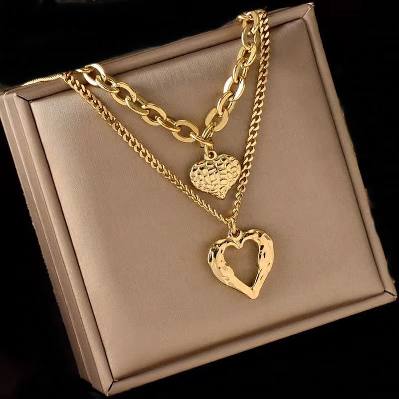 Collar de acero titanio con alas de ángel y dos corazones