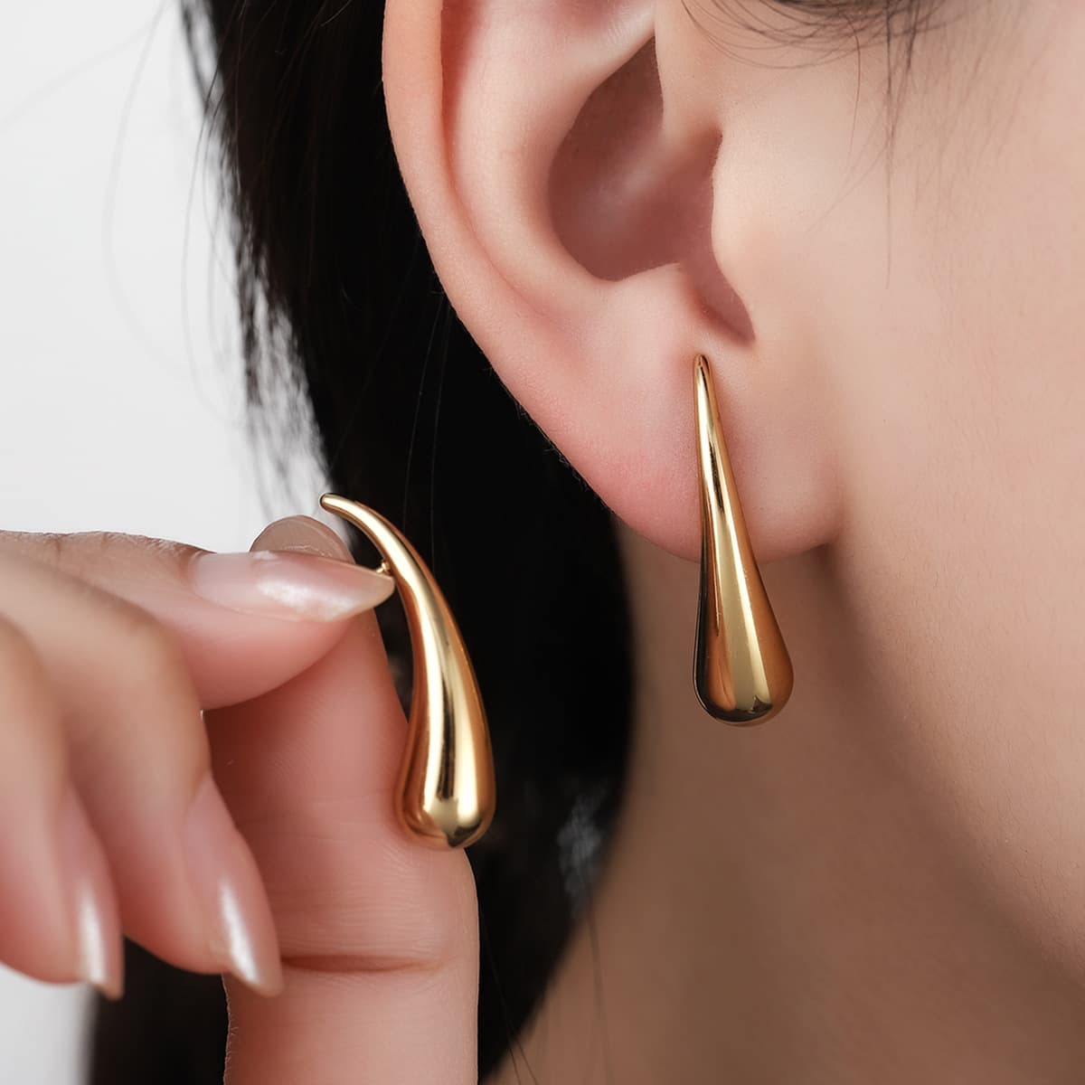 Aretes mini dorados simples y elegantes