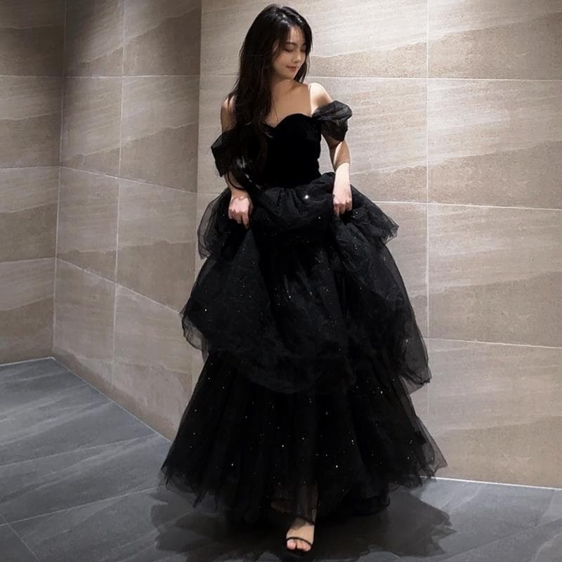 Vestido de noche negro, estilo francés con falda abombada