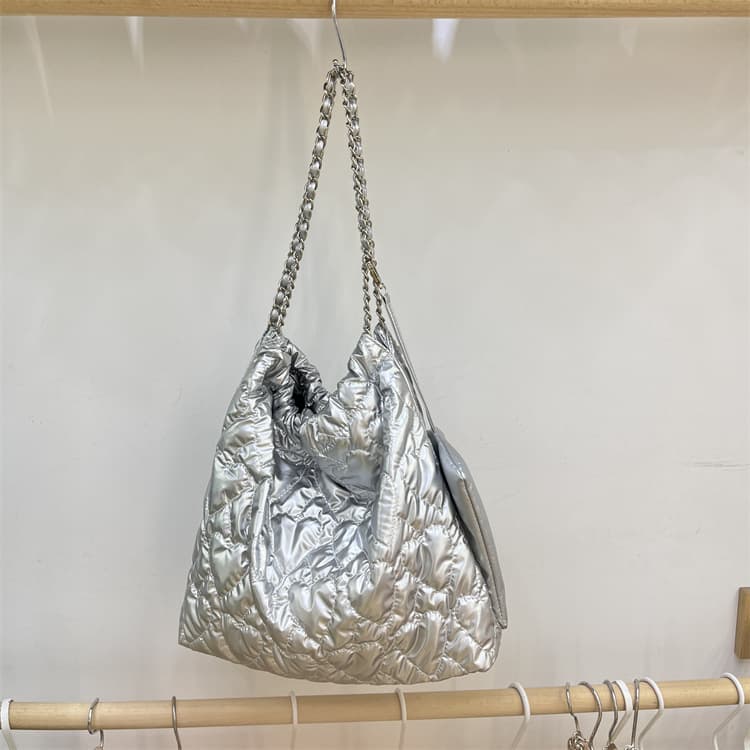 Bolsa de mano bordada de cuero suave