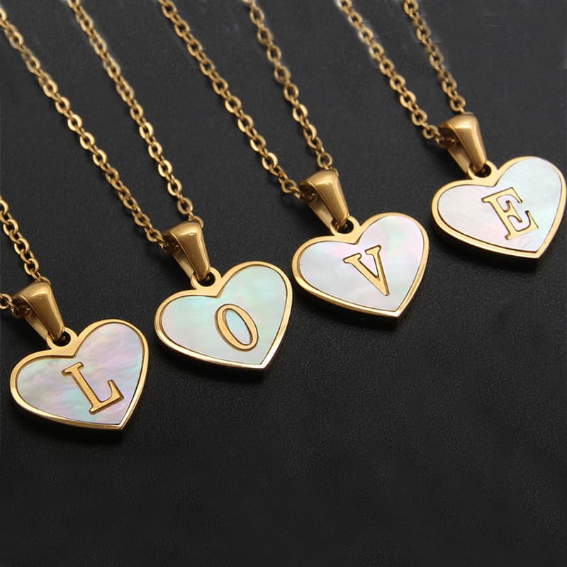 Collar corazón de acero con 26 letras