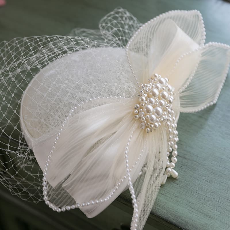 Sombrero vintage de malla blanca con detalles de perlas