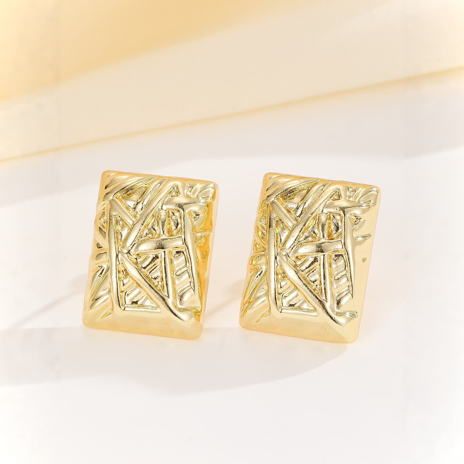 Aretes de metal con diseño moderno