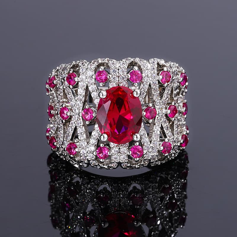 Anillo ancho colorido con detalles brillantes