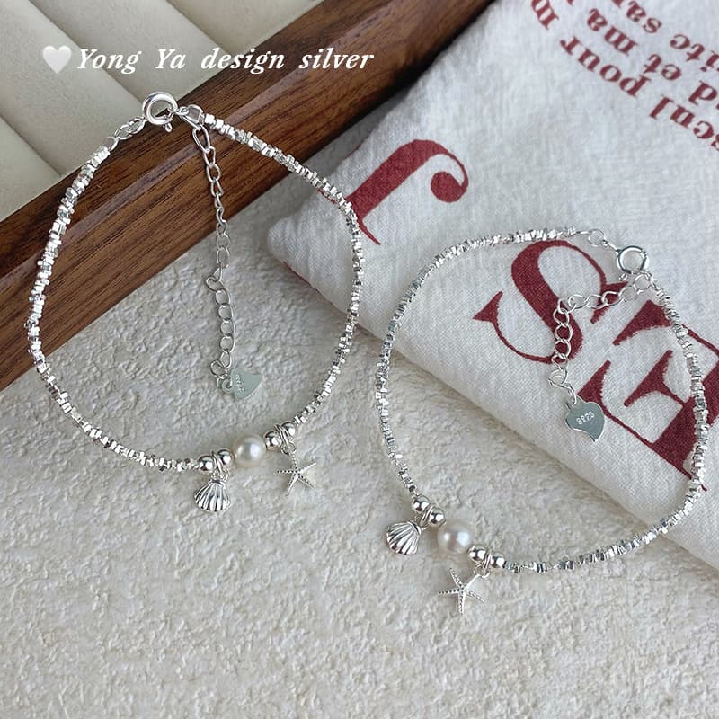 Brazalete de plata con estrella y concha