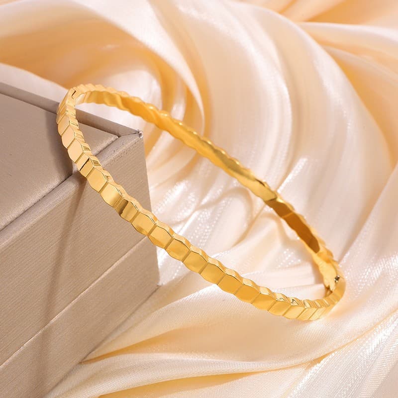 Pulsera minimalista de titanio con panal irregular