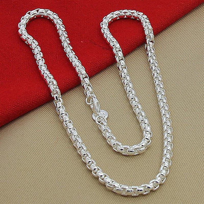 Collar caja redonda plateado con cierre clip