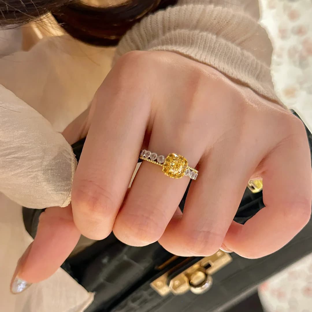 Anillo de diamante amarillo y piña con cristal