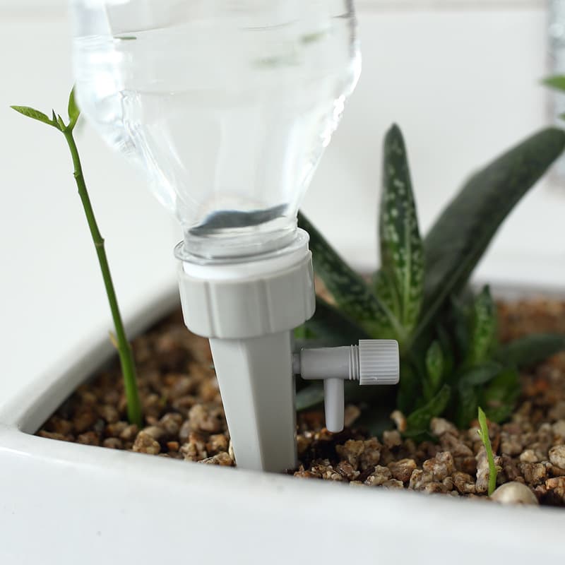 Dispositivo de riego automático con flujo de agua ajustable