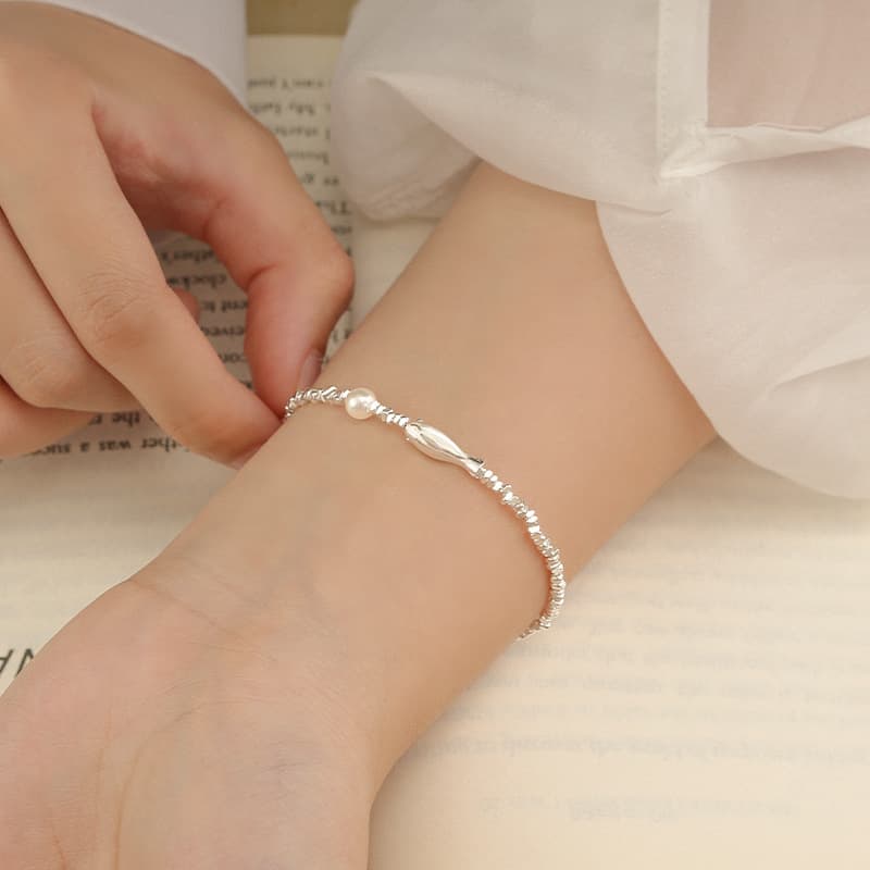 Pulsera de plata esterlina con pez y perla