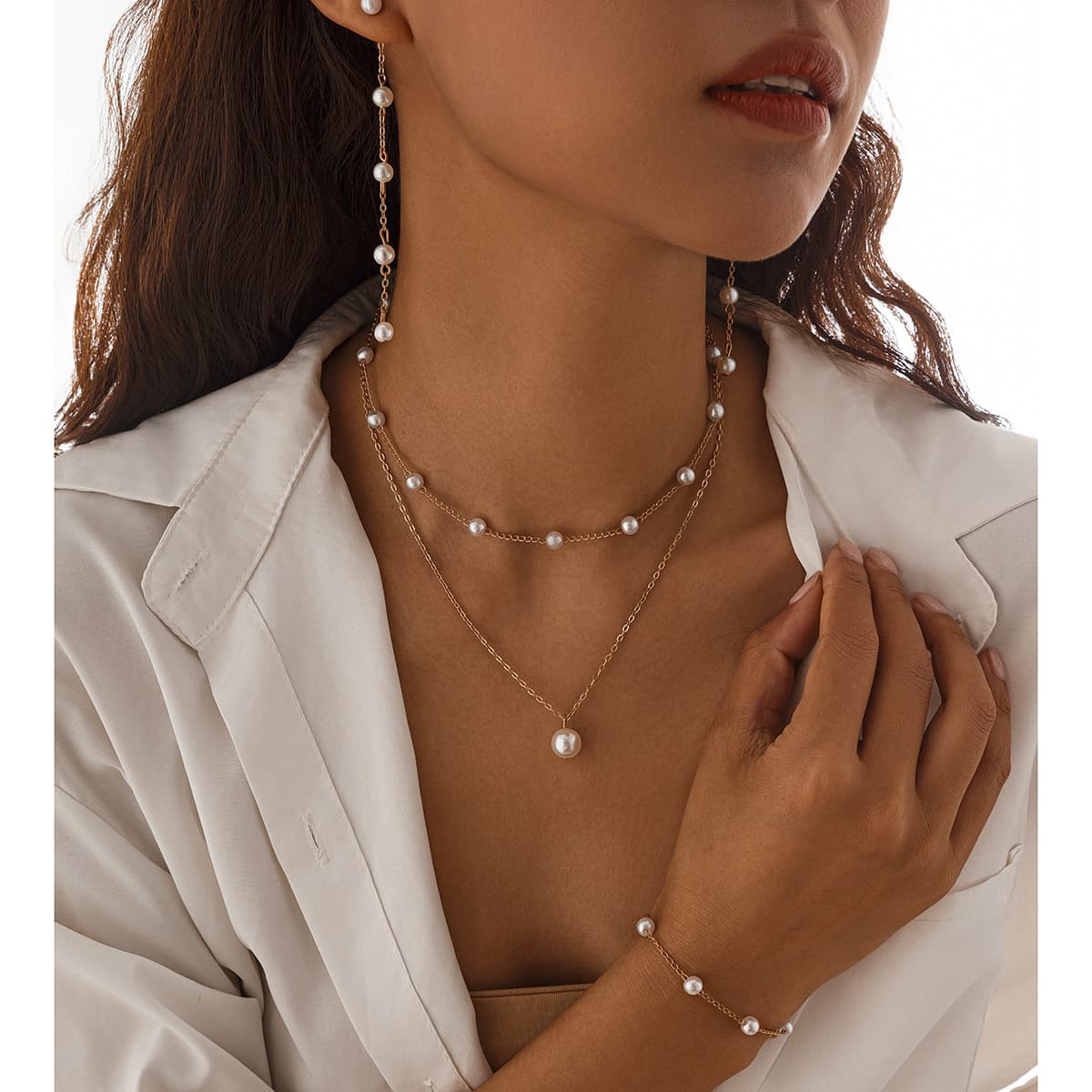 Set de joyería con collar, pulsera y aretes de perlas
