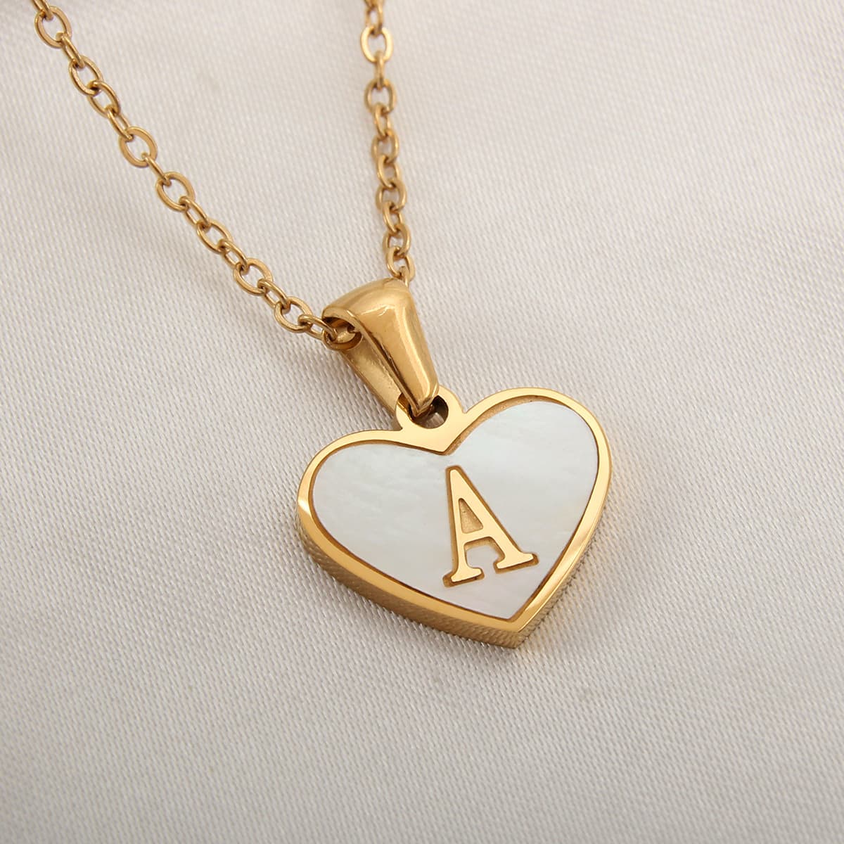 Collar corazón de acero con 26 letras