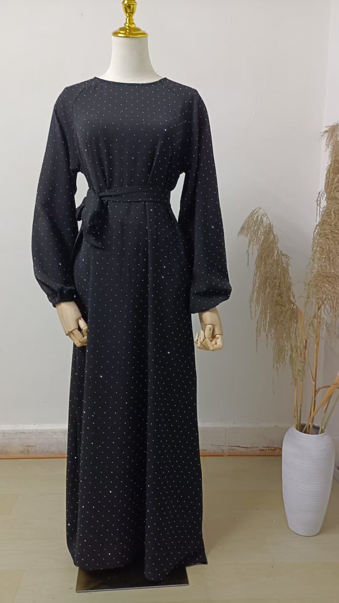 Vestido largo elegante con cuello redondo y cinturón