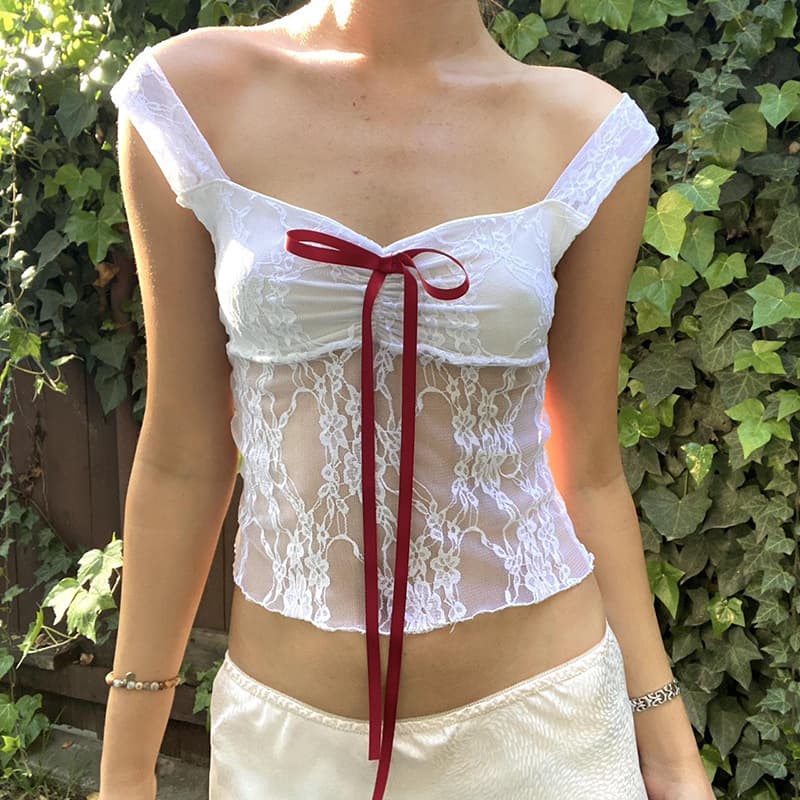 Blusa de encaje con pliegues en pecho y cuello bajo