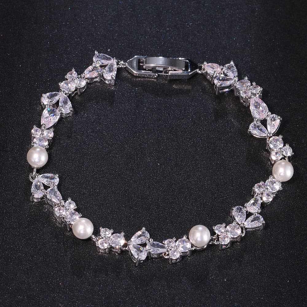 Pulsera de metal con zircón, perla y diseños geométricos