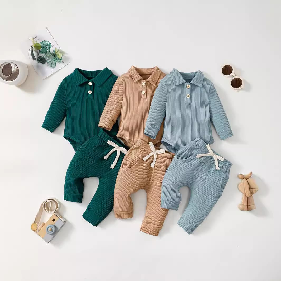 Conjunto de polo y pantalones para bebé con rayas