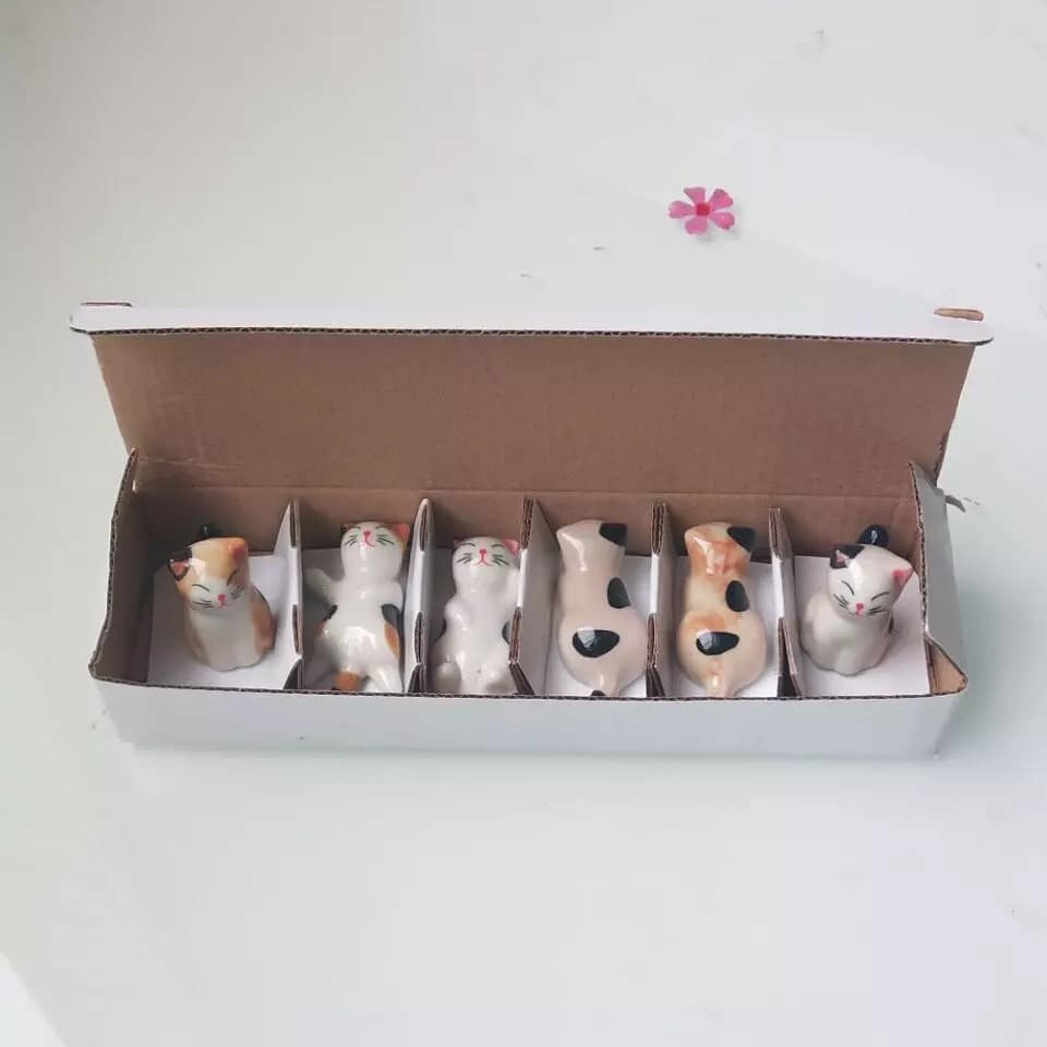 Soporte de cerámica para palillos con diseño de gato