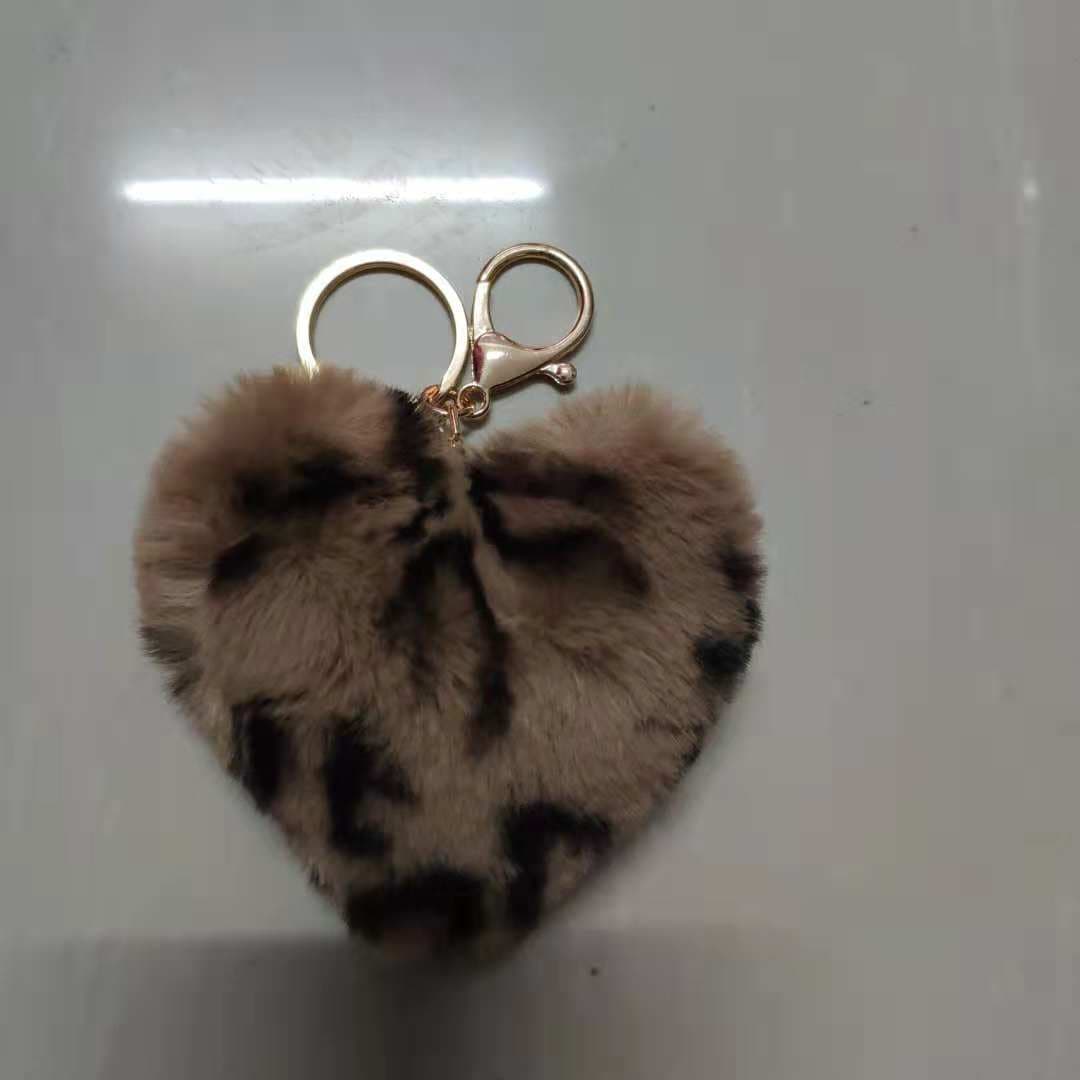 Llavero de corazón con estampado leopardo y pelota de peluche