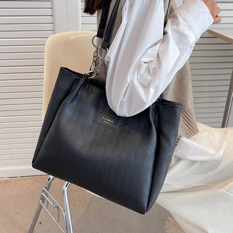 Bolsa de hombro con patrón de rombo y cadena