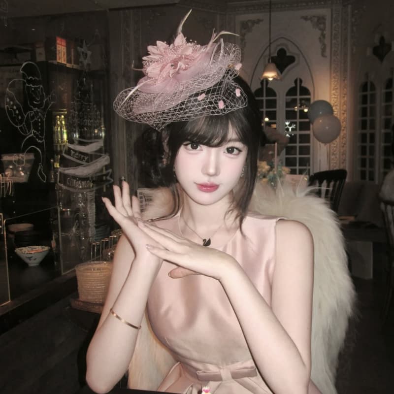 Tocado con plumas de estilo francés retro