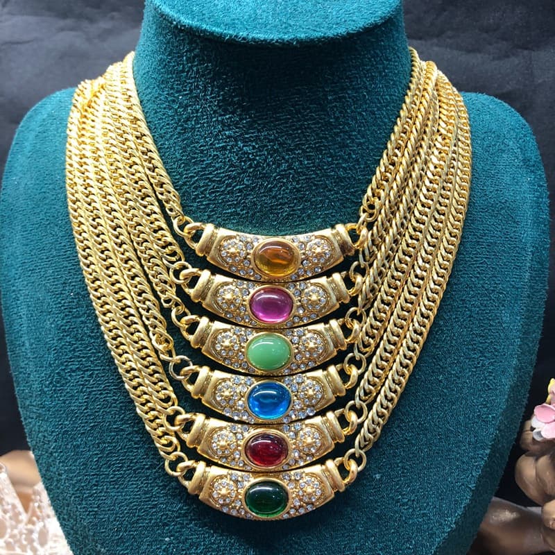 Collar de cadena de cobre vintage con gema de vidrio de colores