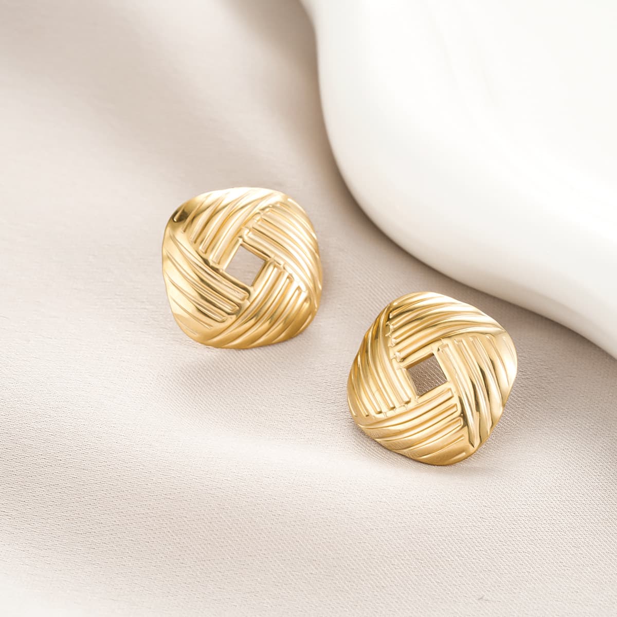 Aretes de metal con detalles geométricos para mujer