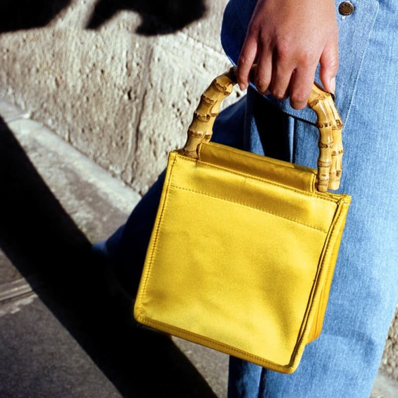 Bolsa de mano tipo tote con detalles de bambú