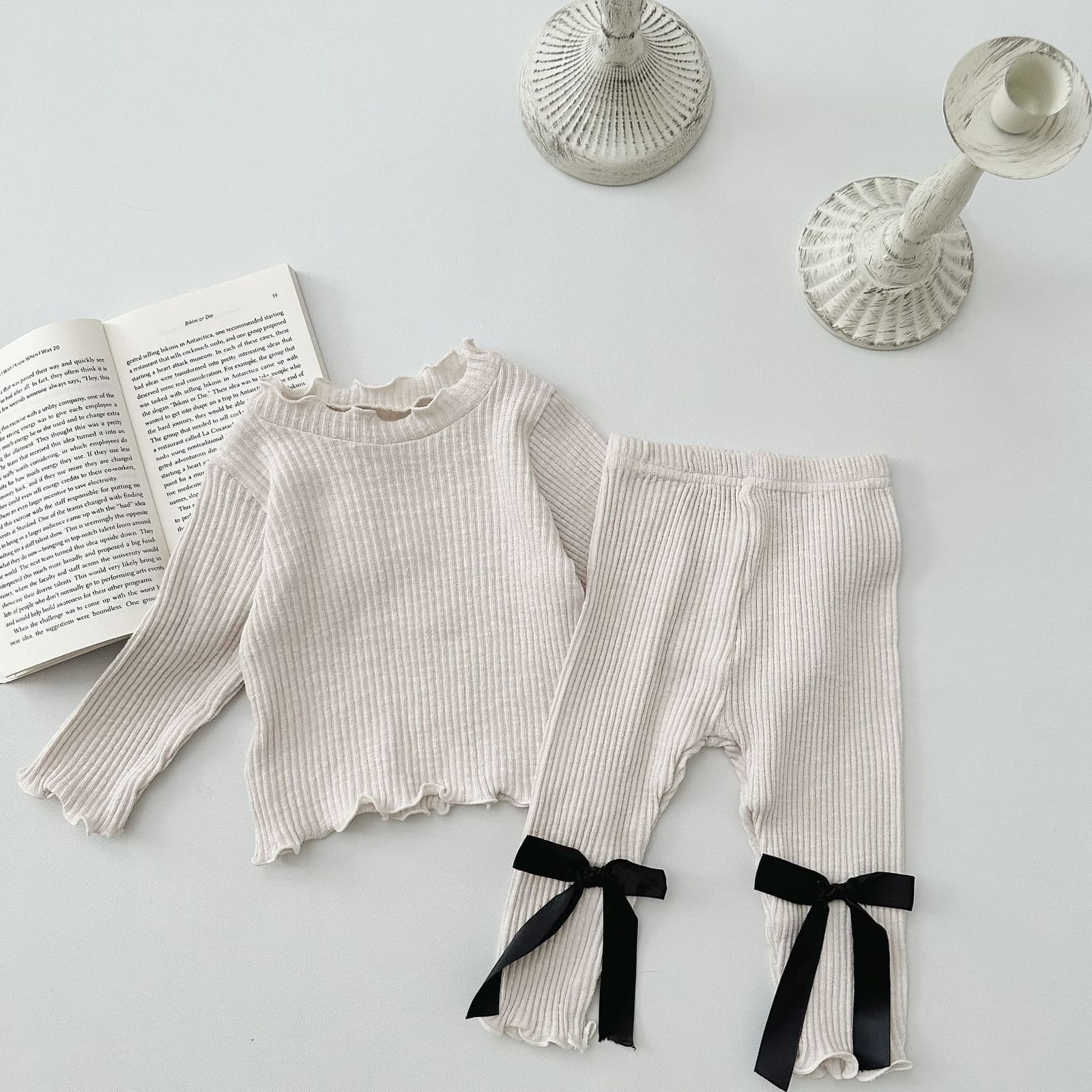 Conjunto de bebé con top y pantalón, cuello y moño